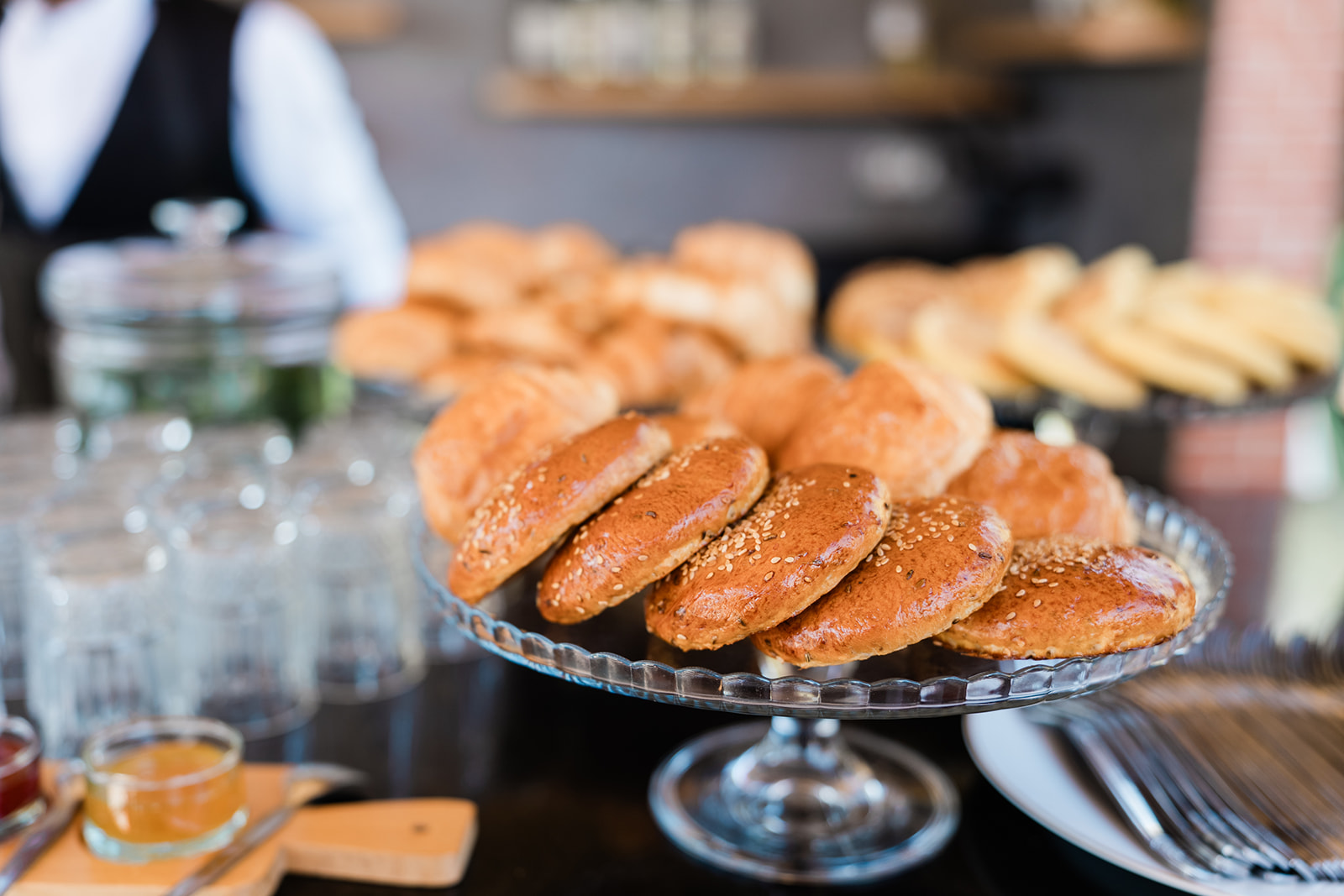 Buffet de viennoiseries et pâtisseries dressé pour le service du matin